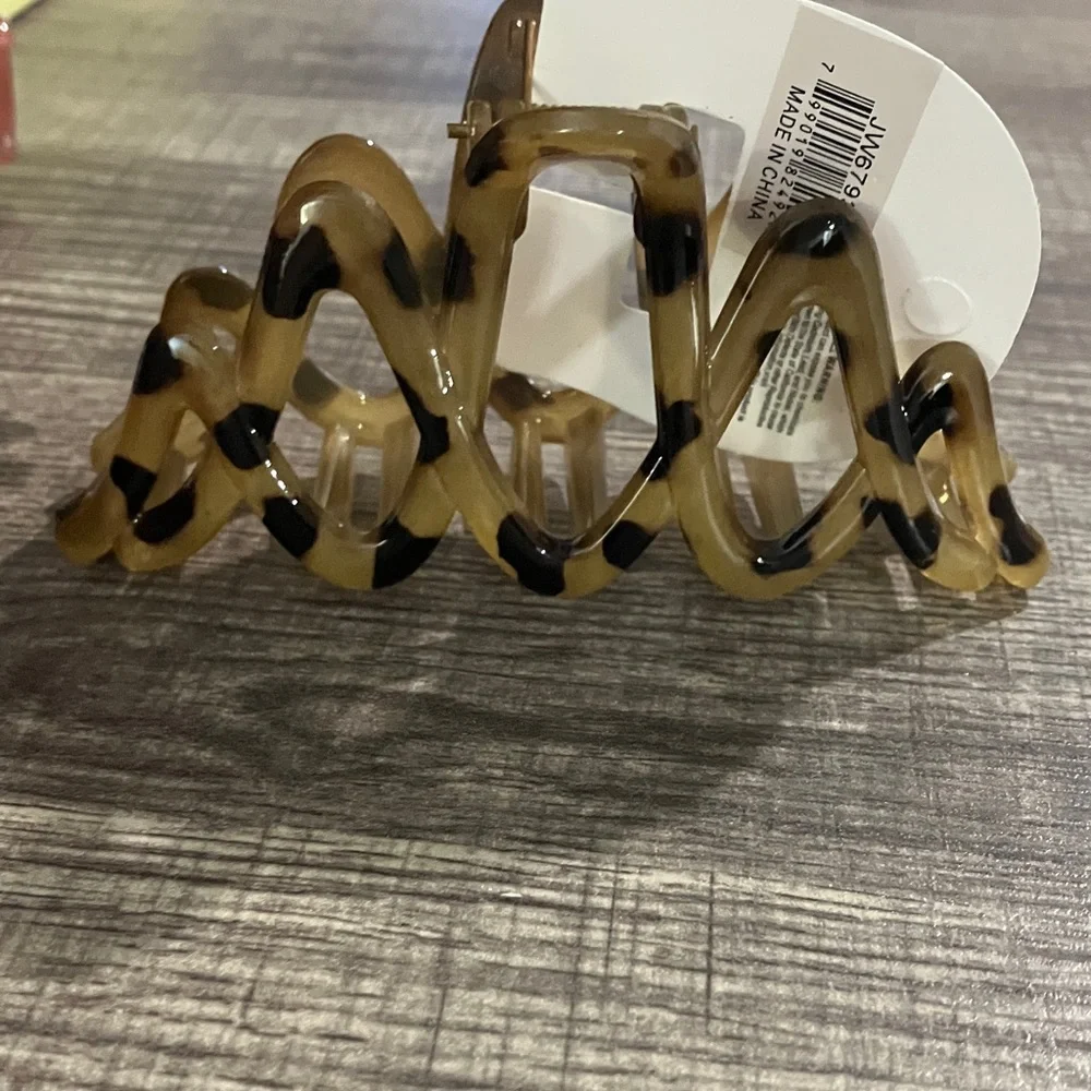 Tan Wavy Hair Clip